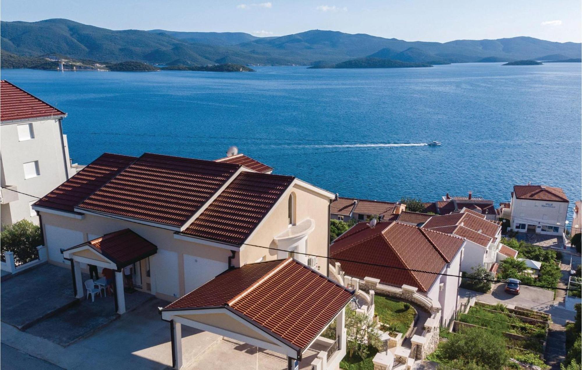 Lovely Apartment In Komarna With House Sea View Клек Екстериор снимка