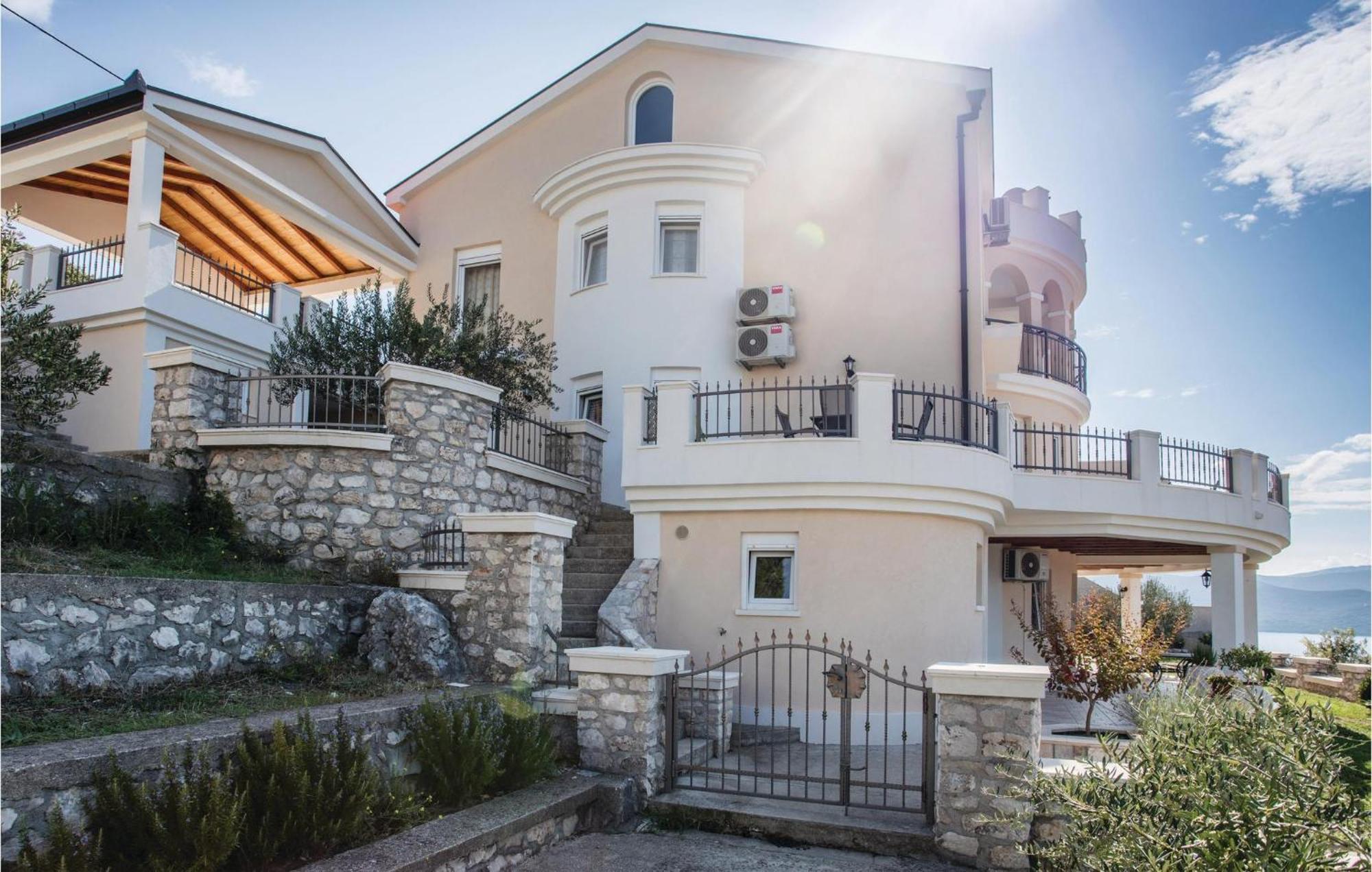Lovely Apartment In Komarna With House Sea View Клек Екстериор снимка