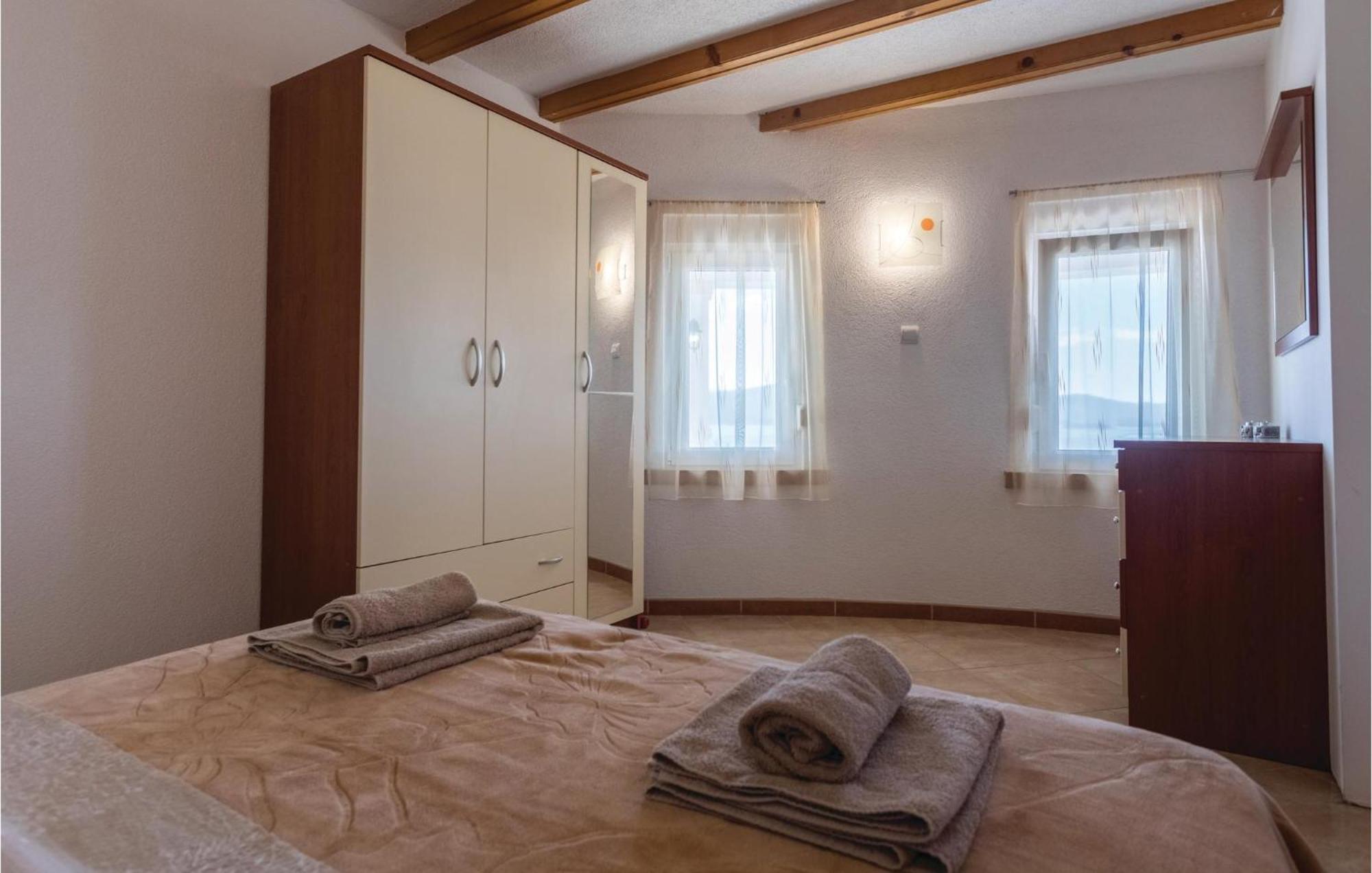 Lovely Apartment In Komarna With House Sea View Клек Екстериор снимка